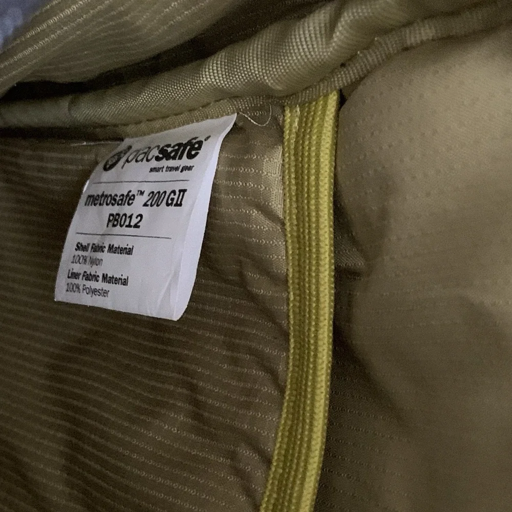 Pac safe Metrosafe 200 GII Sling / Backpack Anti-theft With Coin Purse